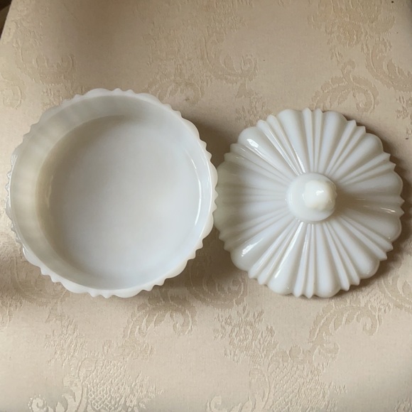 Anchor Hocking Old Cafe pattern milk glass covered dish, powder, candy dish - Picture 4 of 9